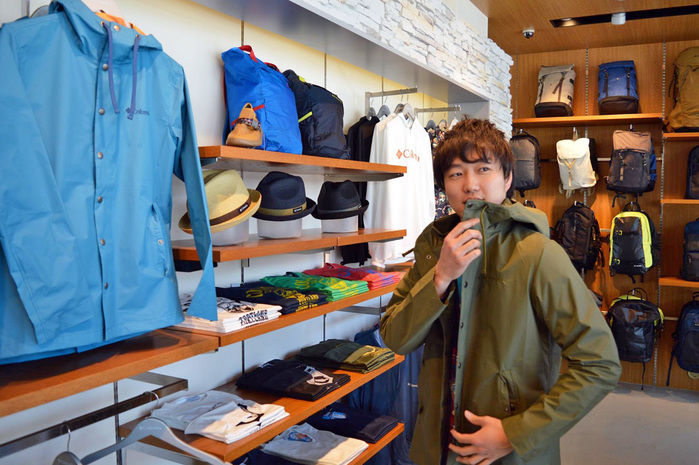 商品説明をするコロンビア原宿店の伊藤さん