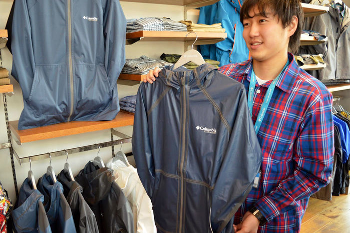 商品説明をするコロンビア原宿店の伊藤さん