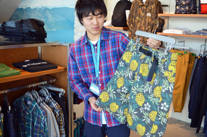 商品説明をするコロンビア原宿店の伊藤さん