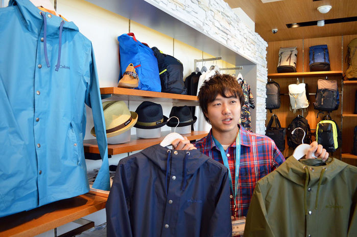 商品説明をするコロンビア原宿店の伊藤さん