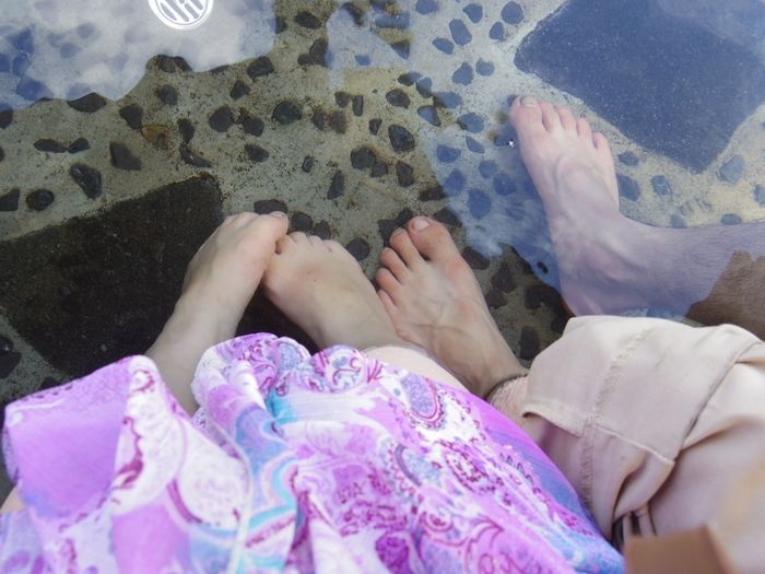 足湯につかる男女