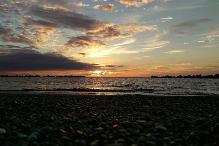 砂浜から見える夕日
