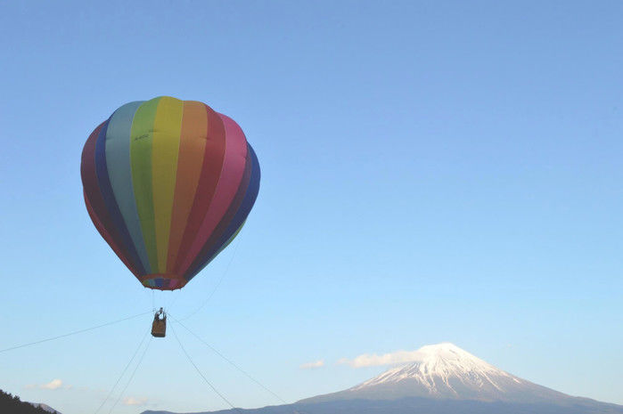 青空に浮かぶ気球と富士山