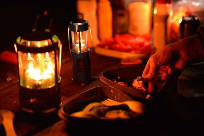 キャンプの夜のランタンの灯り