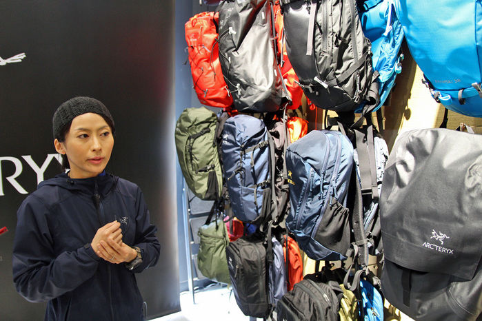 商品の説明をするアークテリクス原宿店のスタッフ、戸崎さん