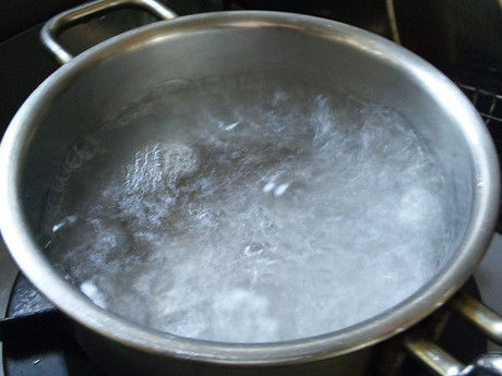 鍋の中で沸騰するお湯