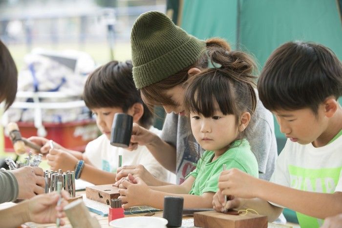 コールマンアウトドアリゾートパーク2017のワークショップに参加する子供