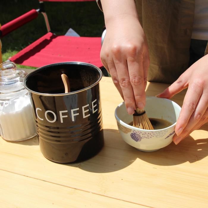 茶せんでコーヒーをたてる様子