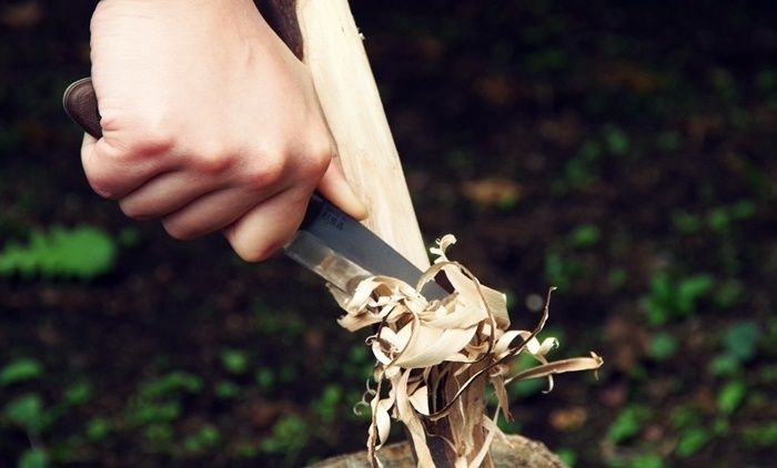 スカンジトレッカーでフェザースティックを作る様子