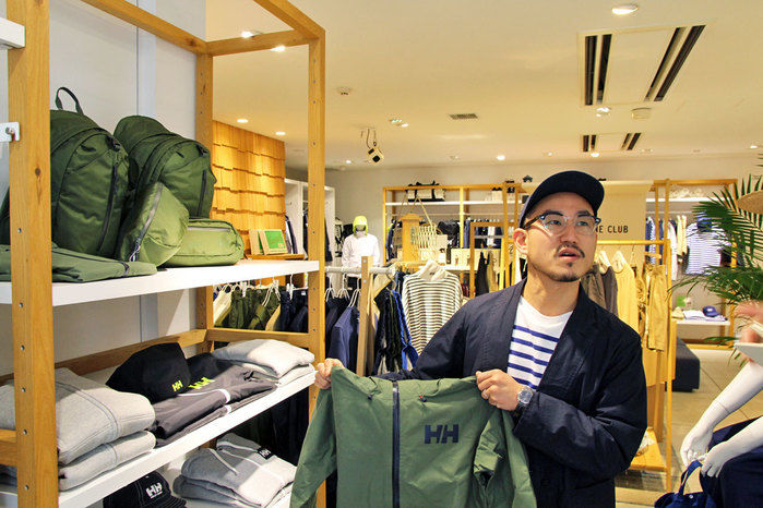 商品説明をするヘリーハンセン原宿店のショップスタッフ蛯原さん