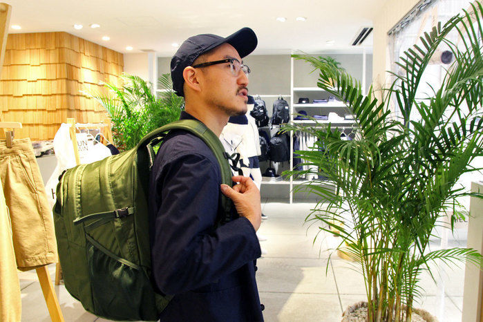 商品説明をするヘリーハンセン原宿店のショップスタッフ蛯原さん