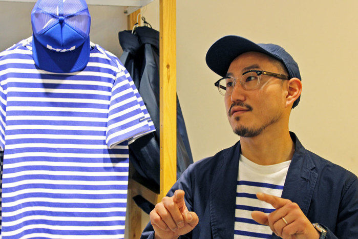 商品説明をするヘリーハンセン原宿店のショップスタッフ蛯原さん