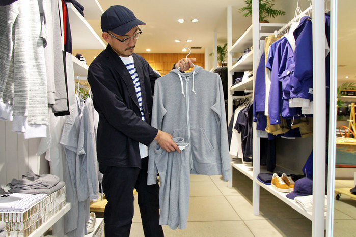 商品説明をするヘリーハンセン原宿店のショップスタッフ蛯原さん