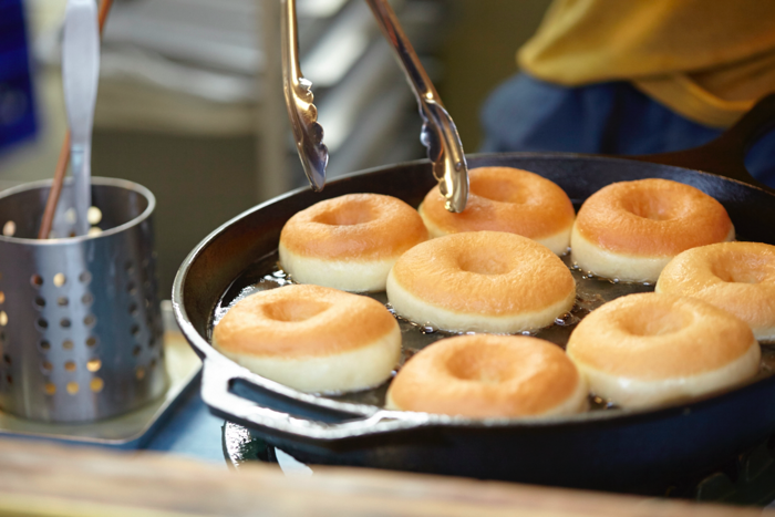 タイニーガーデンフェスティバルないで販売されるHIGUMA DOUGHNUTSの調理の様子