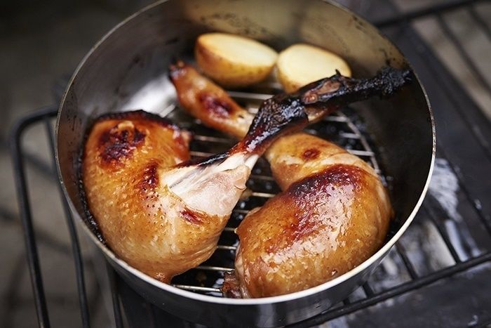 ステンレス製のダッチインダッチオーブンで調理される鶏肉
