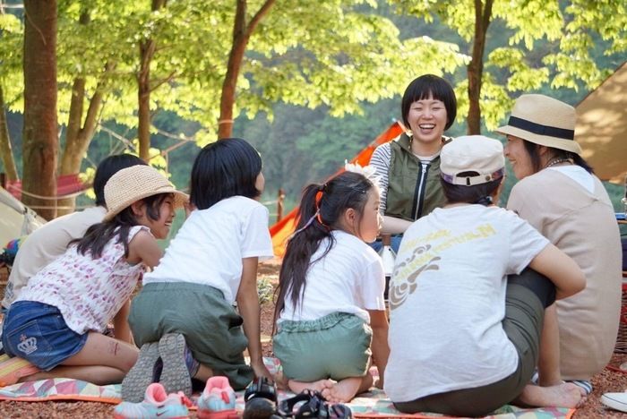 談笑する女子キャンパー