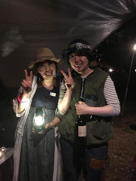 ピースをする女性