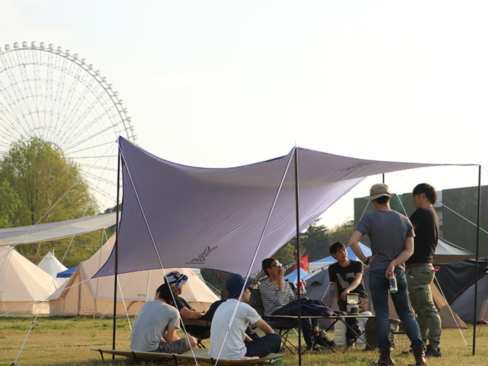 スマートタープの下で多くの人が会話を楽しむ様子