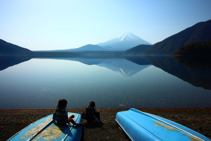 湖に反射する富士山