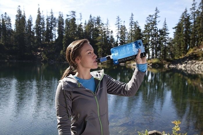 ソーヤーミニで水を飲む女性
