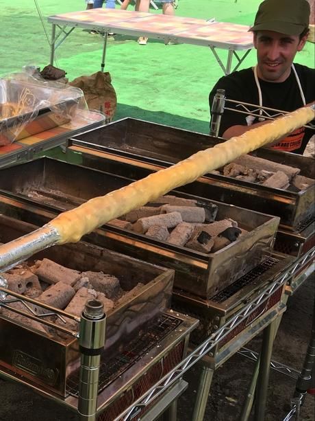 炭火焼でバウムクーヘンを作る様子