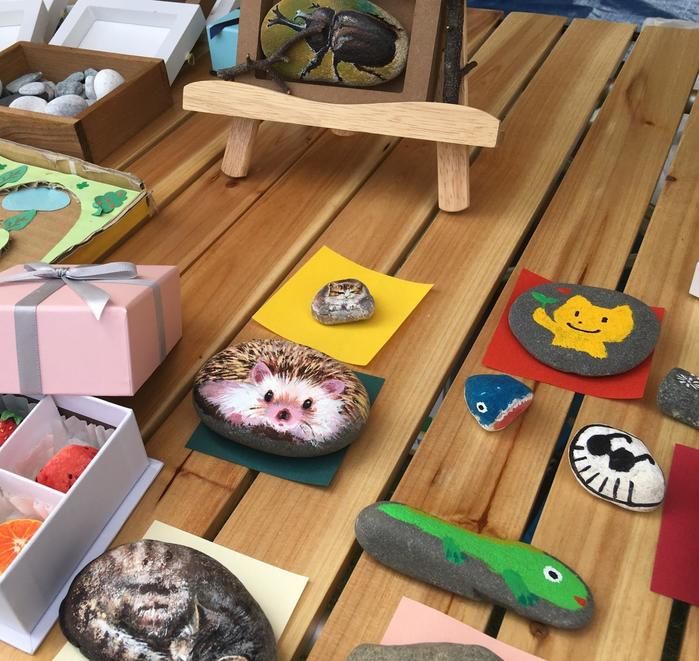 アクリル絵の具を使ったストーンアートワークショップの様子