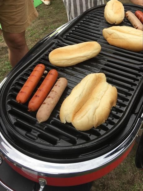 バーベキューグリルでホットドッグを焼く様子