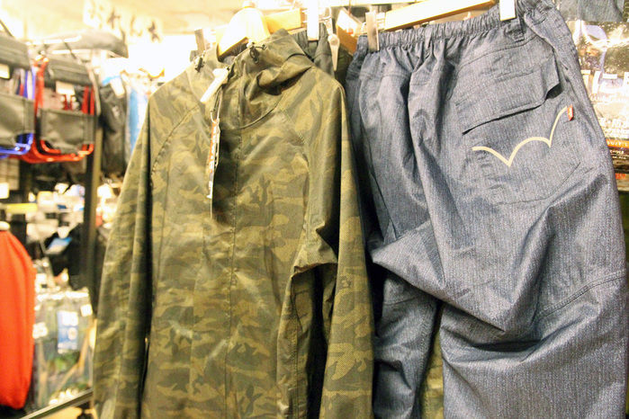ハンガーにかかったSOMETHINGとEDWINのレインウェア