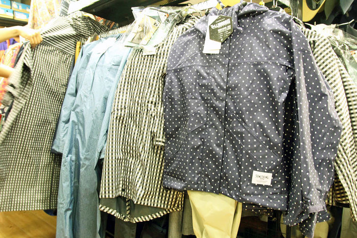 ハンガーにかかったSOMETHINGとEDWINのレインウェア