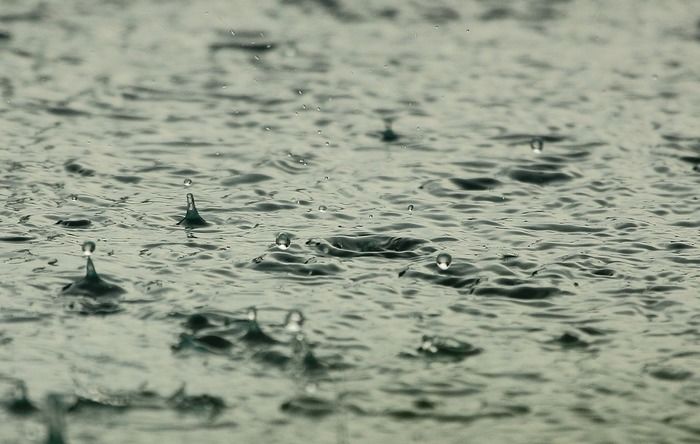 水たまりにおちる水滴