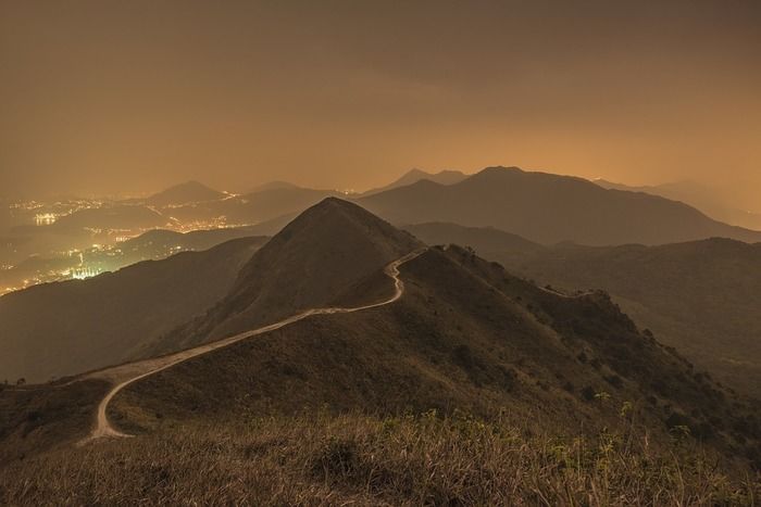 夕暮れ時の山