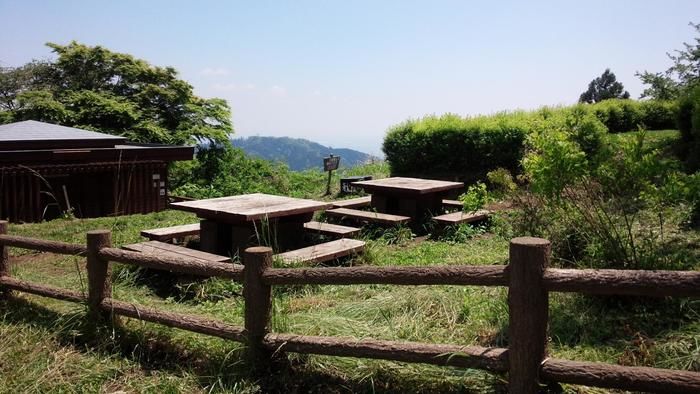 高尾山にある木でできたベンチ