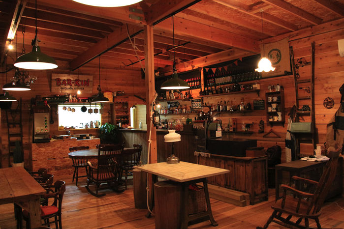 OUTDOOR KITCHEN BAR-KINの店内