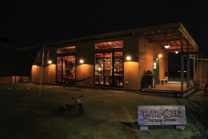 ライトアップされたOUTDOOR KITCHEN BAR-KIN