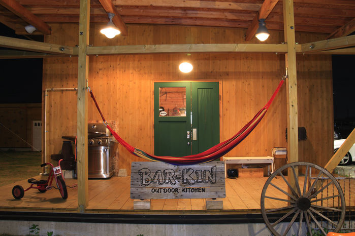 OUTDOOR KITCHEN BAR-KINの入り口