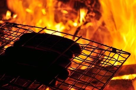 サウナストーンでソーセージを焼く様子