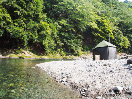 川沿いに建てられたサウナキャンプのテントと川
