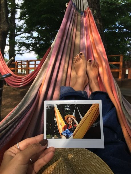 ハンモックに乗っている写真を持ってハンモックに乗るフォトインフォト