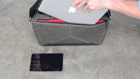 パソコンが入ったpeak designのエブリデイ・メッセンジャーバッグ