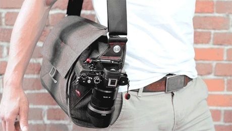 peak designのエブリデイ・メッセンジャーバッグをかけた男性