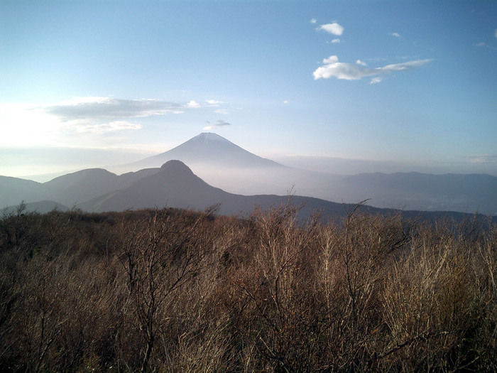 霧にかすむ富士山