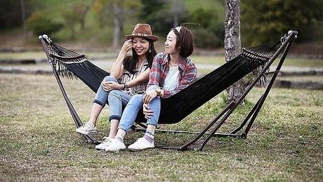 ポータブルハンモック『シフラス』に座る2人の女性