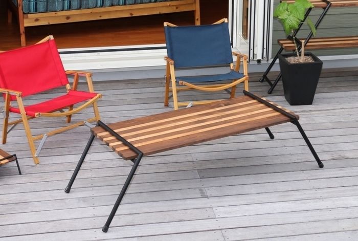 レバレッジのテーブルとチェア