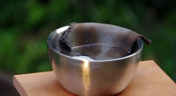 ベルモントのチタン製品をステンレスクロスで洗っている様子