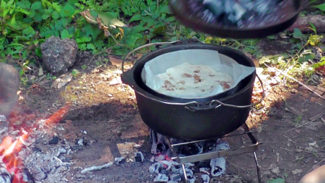 ダッチ・イン・ダッチオーブンで焼かれたクルミパン