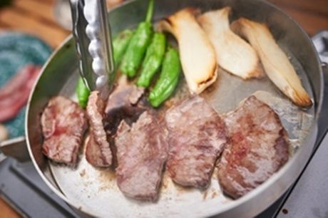 ダッチ・イン・ダッチオーブンのフタの上で焼かれたお肉