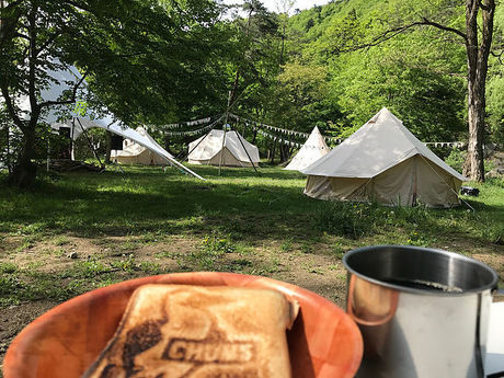 朝食とFOME BASEの朝のキャンプサイト
