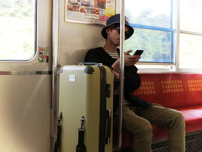 電車のドアの隅に置かれたキャンパーノ・コロコーロ