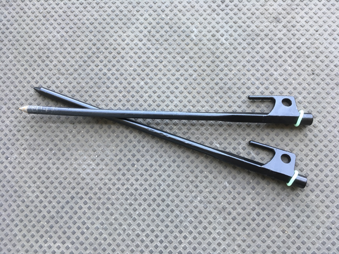 打ち込む部品