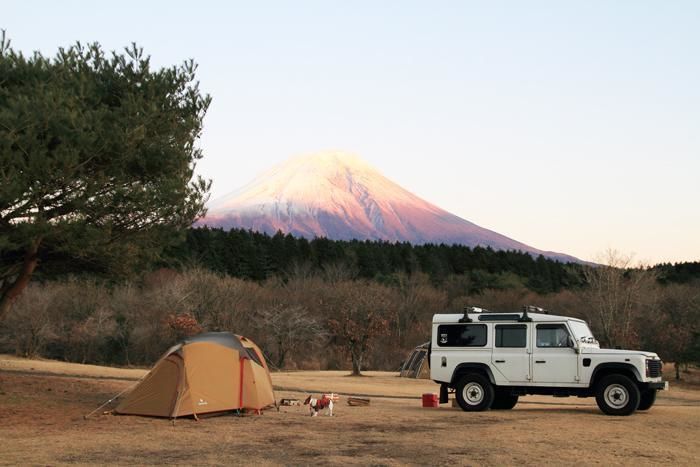 朝霧ジャンボリーオートキャンプ場から見える富士山とテント